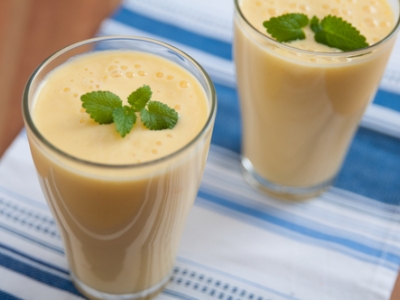 Mangové lassi (jogurtový nápoj)
