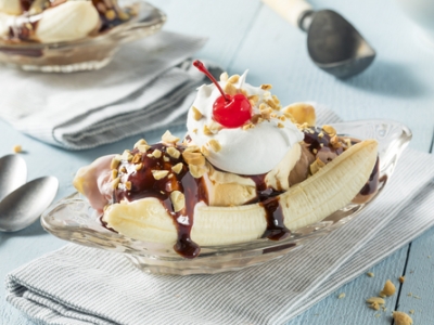 Dezert Banana split (banán se zmrzlinou)
