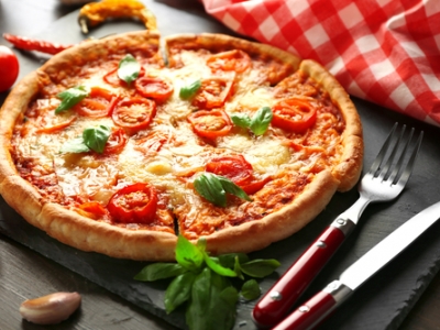 Pizza s rajčaty a mozzarellou (Pizza Margarita)