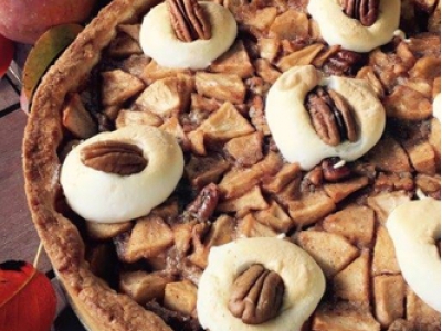 Křehký jablečný koláč s karamelem a pekanovými ořechy