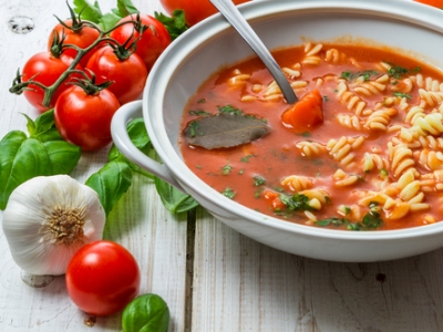 Rychlá rajčatová polévka s těstovinami